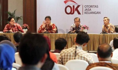  (dari kiri-kanan) Ahmad Buchori, Mulya E. Siregar, Herry Suhardiyanto, Edy Setiadi memberikan keterangan pers tentang Forum Riset keuangan Syariah di gedung Bank Indonesia, Jakarta, Selasa (7/10). (Republika/ Yasin Habibi)