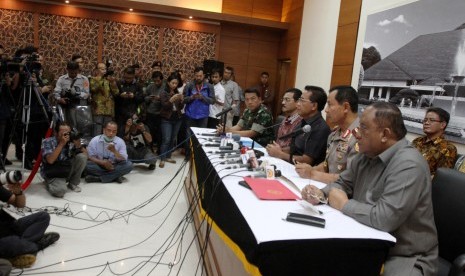 (dari kiri-kanan) Panglima TNI Jenderal TNI Moeldoko, Mendagri Gamawan Fauzi, Menko Polhukam Djoko Suyanto, Kapolri Jenderal Pol Sutarman, dan Kepala BIN Letjen TNI (Purn) Marciano Norman memberi keterangan pers usai rapat evaluasi pengamanan pilpres di Ka