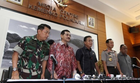 (dari kiri-kanan) Panglima TNI Jenderal TNI Moeldoko, Mendagri Gamawan Fauzi, Menko Polhukam Djoko Suyanto, Kapolri Jenderal Pol Sutarman, dan Kepala BIN Letjen TNI (Purn) Marciano Norman memberi keterangan pers usai rapat evaluasi pengamanan pilpres di Ka