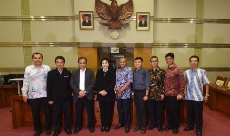 (Dari kiri) Calon Pimpinan KPK Saut Situmorang, Sujanarko, Robby Arya Brata, Basaria Panjaitan, Agus Rahardjo, Surya Tjandra, Johan Budi SP, Laode Muhamad dan Alexander Marwata.