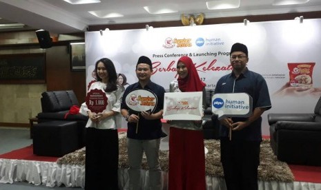 (Dari kiri ke kanan) Chef Dhea Annisa, GM Operational Bakso Sumber Selera Mumu Alqodir, Zaskia Adya Mecca, dan Direktur Kemitraan PKPU Andjar Radjite dalam peluncuran gerakan 