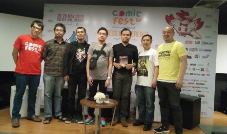 (Dari kiri ke kanan) Chris Lie, C Suryo Laksono,  Ockto Baringbing , Harvey Tolibao, Kim Jacinto, Andi Wijaya,  Tatsuki Hirayanagi dalam jumpa pers ComicFest ID di fX Senayan, Jakarta, Kamis (26/5).ComicFest ID akan berlangsung di SMESCO, Jalan Gatot Subro