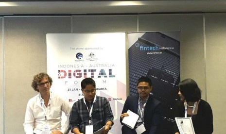 (Dari kiri ke kanan) Founding Partner of Fin Tech Australia Simon Cant, Wakil Sekretaris Umum Asosiasi Fintech Indonesia (AFTECH) Ari Awan, dan Direktur Eksekutif Kebijakan Publik Asosiasi Fintech Indonesia (AFTECH) M. Ajisatria Suleiman memberi keterangan kepada media seputar forum tekfin yang digelar bersama AFTECH dengan Fin Tech Australia di Jakarta, Rabu (31/1).