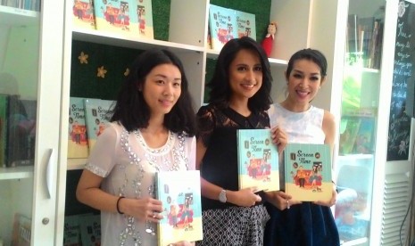 (Dari kiri ke kanan) Ilustrator Inez Tiara, Penulis Buku Screen Time Tascha Liudmilla, dan Psikolog Anak Elizabeth Santosa berfoto bersama dalam peluncuran buku di Jakarta.