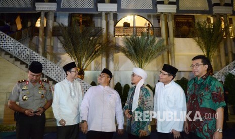 (Dari kiri ke kanan) Kapolda Jawa Barat Irjen Pol Agung Budi Maryoto, Dirut BJB Ahmad Irfan, Gubernur Jawa Barat Ahmad Heryawan, KH Abdullah Gymnastiar, dan Kepala OJK Jawa Barat Sarwono berbincang di depan Masjid Baitul Mughni usai peresmian Masjid Baitul Mughni, di halaman Kantor Bank BJB, Kota Bandung, Rabu (23/5).