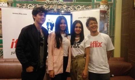 (Dari kiri ke kanan) Maxime Bouttier, Yunita Siregar, Michelle Ziudith, dan Dimas Anggara saat menghadiri rilis resmi trailer Magic Hour: The Series 2 di Summarecon Mall Serpong, Tangerang Selatan, Ahad (16/12).