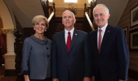 (Dari kiri ke kanan) Menteri Luar Negeri Australia Julie Bishop, Wakil Presiden AS Mike Pence dan Perdana Menteri Australia Malcolm Turnbull.