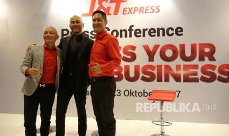 (Dari kiri ke kanan). Pendiri J&T Express Jet Lee, Brand Ambassador J&T Express Deddy Corbuzier, Chief Executive Officer (CEO) J&T Express Indonesia Robin Lo