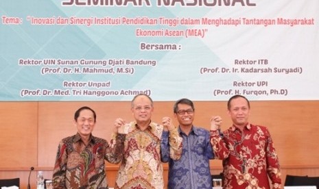  (Dari kiri ke kanan) Rektor ITB Prof Kadarsah Suryadi, Rektor UPI Prof Furqon, Rektor Unpad Prof Tri Hanggono Achmad dan Rektor UIN Bandung Prof Mahmud. 