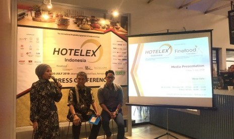 (Dari kiri ke kanan) Wiwiek Roberto, Project Director of PT Pamerindo Indonesia, Syafrudin, Ketua Specialty Coffee Association Indonesia (SCAI), dan Ario Fajar Head of Marketing Department Toffin Indonesia saat konferensi pers rencana pelaksanaan  Indonesia Coffee Event (ICE) 