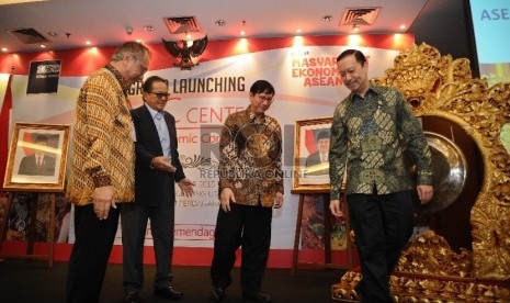 (dari kiri) Kepala AEC Center Tri Mardjoko, ASEAN Bussines Advisor Soebronto Laras, Dirjen Kerjasama Perdagangan Internasional Bachrul Chairi dan Menteri Perdagangan Thomas Lembong berbincang saat meluncurkan ASEAN Economic Community (AEC) Center di kantor