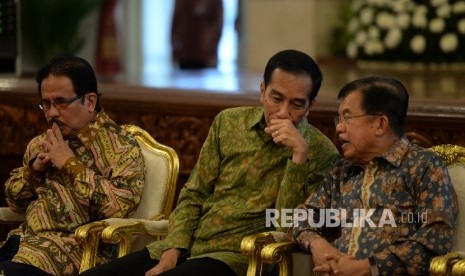 (dari kiri) Kepala Bappenas Sofyan Djalil, Presiden Joko Widodo, dan Wakil Presiden Jusuf Kalla menghadiri penutupan Musrenbangnas 2016 di Istana Negara, Rabu (11/5). (Republika/ Wihdan)