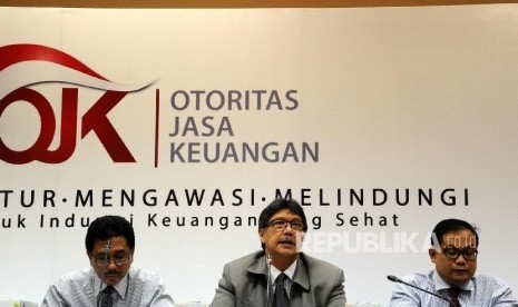 (dari kiri) Kepala Departemen Perbankan Syariah OJK Achmad Buhori, Deputi Komisioner Pengawas Perbankan OJK Mulia E Siregar dan Direktur IKNB Syariah OJK M Muchlasin, berbicara saat konferensi pers di kantor Otoritas Jasa Keuangan (OJK), Jakarta, Kamis (25