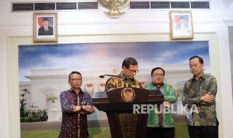  (dari kiri) Kepala Dirjen Pajak Ken Dwijugiasteadi bersama Menteri Keuangan Bambang Brodjonegoro, Sekretaris Kabinet Pramono Anung, dan Menteri Perdagangan Thomas Lembong memberikan keterangan pers usai rapat terbatas bersama presiden di Kantor Presiden, 