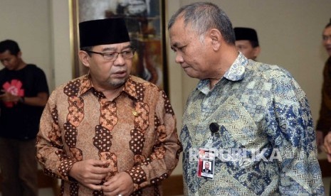 (dari kiri) Ketua BPK Harry Azhar Azis berbincang bersama Ketua KPK Agus Raharjo sebelum melakukan pertemuan antara KPK dengan BPK di Gedung BPK, Jakarta, Rabu (13/1).