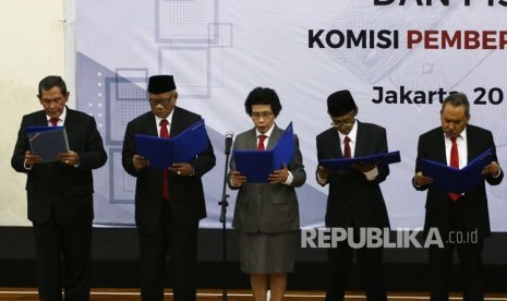 (dari kiri) Ketua Dewan Pengawas KPK Tumpak Hatorangan Panggabean bersama anggota Harjono, Albertina Ho, Artidjo Alkostar dan Syamsuddin Haris membacakan pakta integritas saat serah terima jabatan Pimpinan dan Dewan Pengawas KPK di gedung KPK, Jakarta, Jumat (20/12/2019). 