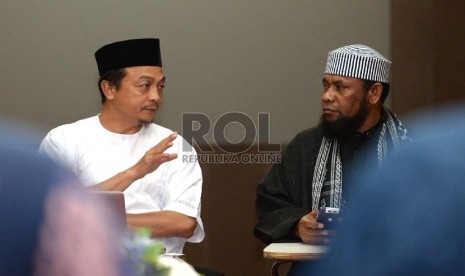 (dari kiri) Ketua KOMAT Bachtiar Nasir bersama Tim Pencari fakta KOMAT Fadlan Garamatan saat memimpin rapat terbatas yang diikuti oleh perwakilan beberapa elemen yang digagas oleh Tim Komite Umat untuk Tolikara, di Jakarta, Kamis (10/9).