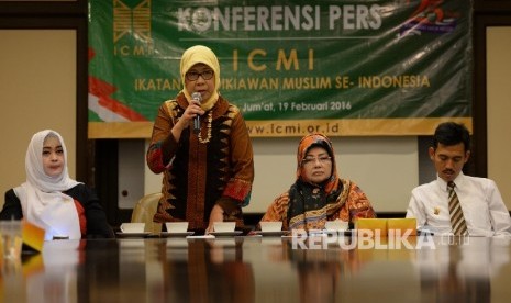  Ketua Koordinasi bidang Pemberdayaan Perempuan dan Perlindungan Anak ICMI Andi Yuliani Paris (kedua kiri) saat menggelar konferensi pers terkait sikap ICMI terhadap LGBT di Jakarta, Jumat (19/2). (Republika/Wihdan)