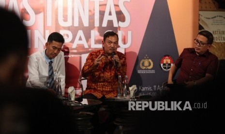 (dari kiri) Ketua KPAI, Asrorum Ni'am, Dir. Pengawasan Distribusi dan PKRT Badan POM RI, Arustiyono, Dir. Tipideksus Bareskrim POLRI Brigjen Pol. Agung Setya memberikan keterangan saat menjadi pembicara dalam acara dialog POLRI bertajuk Kupas Tuntas Vaksin