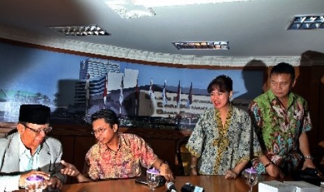 (dari kiri) Ketua MUI Amidhan, Ketua Moderate Muslim Society Zuhairi Musrawi, anggota Komisi I DPR Susaningtyas dan Wakil Ketua Komisi I DPR TB Hasanuddin