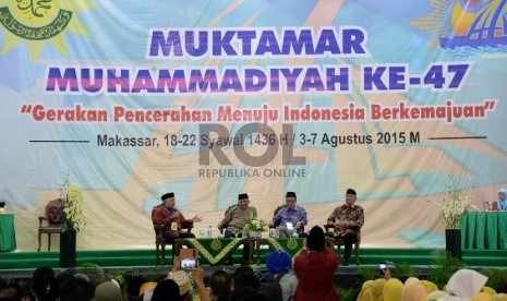 (dari kiri) Ketua Pimpinan Pusat Muhammadiyah Din Syamsuddin, Mantan Ketua Pimpinan Pusat Muhammadiyah Amien Rais, Ahmad Syafii Maarif dan Ketua Pimpinan Pusat Muhammadiyah Malik Fadjar menjadi narasumber dalam dialog kebangsaan pada sidang pleno muktamar 