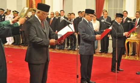  (dari kiri) Ketua sementara KPK, Taufiequrachman Ruki, Wakil Ketua sementara KPK, Johan Budi SP dan Wakil Ketua sementara KPK, Indriyanto Seno Adji, mengucapkan sumpah jabatan di Istana Negara, Jakarta, Jumat (20/2). (Republika/Edwin Dwi Putranto)