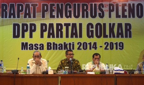   Anggota panitia pengarah Munaslub Golkar menggelar rapat di Kantor DPP Golkar, Jakarta.  (Republika/Rakhmawaty La'lang) 