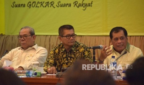  Ketua SC Munaslub Golkar Nurdin Halid saat rapat panitia pengarah Munaslub Golkar di Kantor DPP Golkar, Jakarta, Rabu (13/4).(Republika/Rakhmawaty La'lang)