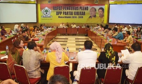  Anggota panitia pengarah Munaslub Golkar menggelar rapat di Kantor DPP Golkar, Jakarta, Rabu (13/4).(Republika/Rakhmawaty La'lang)