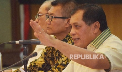 Ketua Harian DPP Partai Golkar Nurdin Halid (kanan)