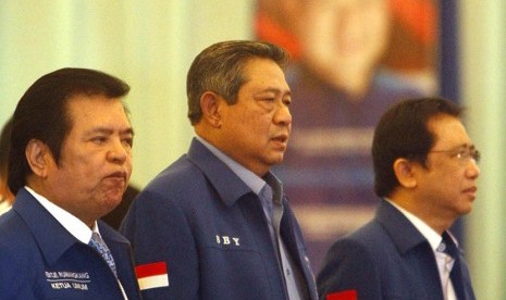 (dari kiri)Ketua Umum Forum Komunikasi Pendiri dan Deklarator (FKPD) Partai Demokrat Ventje Rumangkang, Ketua Dewan Pembina Partai Demokrat Susilo Bambang Yudhoyono, dan Wakil Ketua Dewan Pembina Partai Demokrat Marzuki Alie