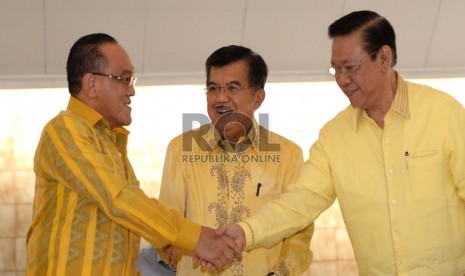  (dari kiri) Ketua Umum Golkar Munas Bali Aburizal Bakrie, Wakil Presiden RI Jusuf Kalla, dan Ketua Umum Golkar Munas Ancol Agung Laksono saat pertemuan islah di Jakarta, Sabtu (11/7).  (Republika/Wihdan)