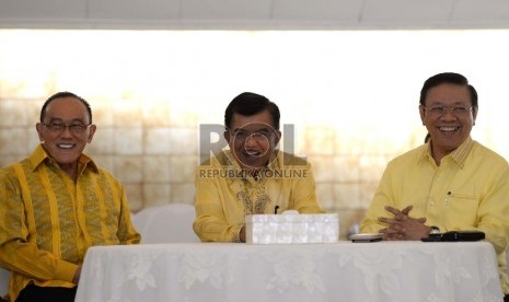  (dari kiri) Ketua Umum Golkar Munas Bali Aburizal Bakrie, Wakil Presiden RI Jusuf Kalla, dan Ketua Umum Golkar Munas Ancol Agung Laksono saat pertemuan islah di Jakarta, Sabtu (11/7).  (Republika/Wihdan)