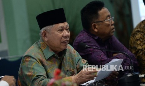 (dari kiri) Ketua Umum MUI KH Ma'ruf Amin, dan Ketua Infokom MUI Masduki Badlowi saat konferensi pers terkait pemantauan siaran TV selama Ramadhan di Gedung MUI, Jakarta, Kamis (23/6). (Republika/ Wihdan)