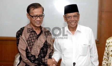 Ketua Umum PP Muhammadiyah Haedar Nashir (kiri) bersama mantan Ketua Umum PB Nahdlatul Ulama, KH Hasyim Muzadi