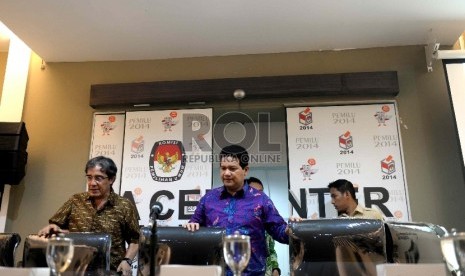 (dari kiri) Komisioner Komisi Pemilihan Umum (KPU) Hadar Nafis Gumay dan Ketua KPU Husni Kamil Manik saat konferensi pers di Kantor KPU, Jakarta, Selasa (20/1). (Republika/ Wihdan)