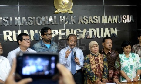 (dari kiri) Kordinator Komisi Untuk Orang Hilang dan Tindak Kekerasan (Kontras) Haris Azhar, ketua Komnas HAM Hafid Abas, Roichatul Aswidah saat konferensi pers d i Komnas HAM, Jakarta, Senin (19/1).(Republika/ Wihdan)