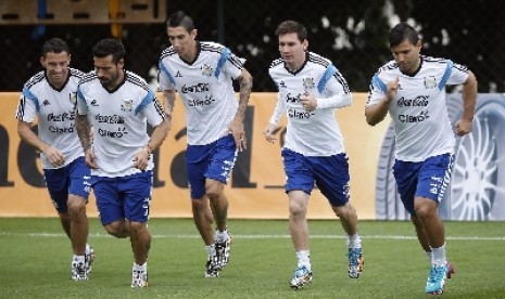 (dari kiri) Maxi Rodriguez, Ezequiel Lavezzi, Angel di Maria, Lionel Messi dan Sergio Aguero di Vespasiano, dekat Belo Horizonte, Brasil