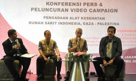 (dari kiri) Mederator Zulfatan Faizin, Relawan Medical Technologies Ahyahudin Sodri, Ketua Divisi Konstruksi MER-C Faried Thalib dan Presidium MER-C Joserizal Jurnalis memberikan penjelasan tentang RS Indonesia di Gaza pada acara konferensi pers & launcing