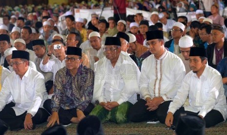  (dari kiri) Menag Lukman Hakim, Ketua MPR Zulkifli Hasan, Mantan Ketua PBNU Hasyim Muzadi, Mendikbud Anies Baswedan, dan Ustaz Yusuf Mansur dalam acara Dzikir Nasional 2014 di Masjid At-Tin, Jakarta, Rabu (31/12).(Republika/Yasin Habibie)