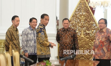  (dari kiri) Mendag Thomas Lembong, Kepala BKPM Franky Sibarany, Presiden Joko Widodo, Gubernur BI Agus Martowardojo, dan Menkeu Bambang Brodjonegoro menunggu kunjungan kehormatan Delegasi Standard And Poor's Rating Services (S&P) di Istana Merdeka, Jakart