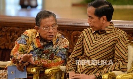 (dari kiri) Menko Perekonomian Darmin Nasution berbincang bersama Presiden Joko Widodo (Republika / Wihdan)