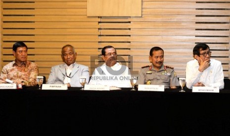  (Dari kiri) Menko Polhukam Tedjo Edi Purdjianto, Plt Pimpinan KPK Taufiqurahman Ruqi, Jaksa Agung Prasetyo, Wakapolri Komjen Badrodin Haiti, dan Menkumham Yasonna Laoly hadir dalam konferensi pers di KPK, Jakarta, Senin (2/3).   (Republika/Wihdan)