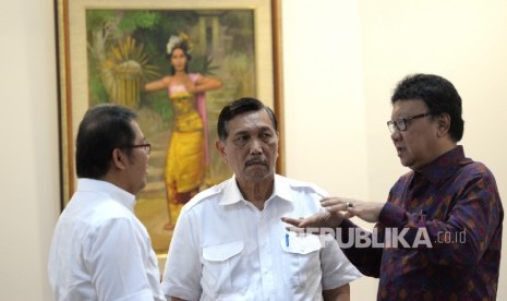 Menko Politik, Hukum dan Keamanan Luhut Binsar Pandjaitan (tengah).