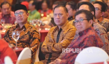 (dari kiri) Menteri Agama Lukman Hakim Saifuddin, Gubernur Bank Indonesia Agus Martowardojo dan Ketua BPH MES Muliaman D Hadad saat menghadiri Anugerah Syariah Republika (ASR) 2017 di Jakarta, Rabu (6/12)malam.