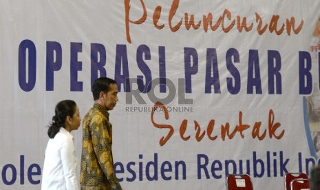 Presiden RI Joko Widodo didampingi Menteri BUMN Rini Soemarno saat menghadiri peluncuran Operasi Pasar Bulog Serentak di Gudang Bulog Kelapa Gading, Jakarta, Jumat (2/10).  (Republika/Wihdan)