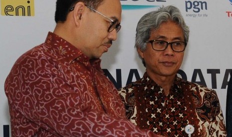 (dari kiri) Menteri ESDM Sudirman Said, Dirut PT Pertamina Dwi Soetjipto berbincang saat penandatanganan kerjasama Tiga Kontrak Penjualan dan Pembelian Gas/LNG di kantor ESDM, Jakarta, Selasa (30/6).