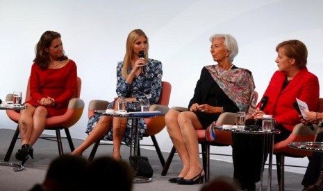 (Dari kiri) Menteri Luar Negeri Kanada Chrystia Freeland, Ivanka Trump, Direktur Dana Moneter Internasional Christine Lagarde dan Kanselir Jerman Angela Merkel dalam pertemuan pemberdayaan ekonomi perempuan di sela KTT W20 di Berlin, Jerman, 25 April 2017.