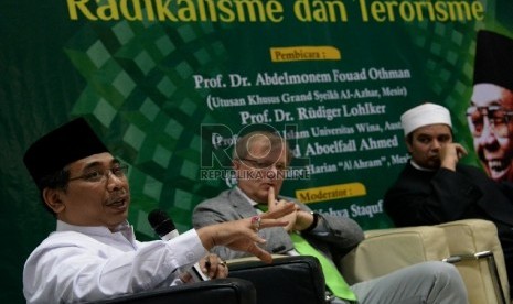 (Dari kiri) Moderator Yahya Staquf, Utusan Khusus Grand Syeikh Al-Azhar Mesir Abdelmonem Fouad Othman dan Profesor Studi Islam Universitas Wina Austria Rudiger Lohlker saat diskusi umum pra muktamar ke-33 nahdlatul ulama di Jakarta,Jumat(29/5).