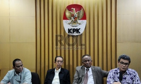 (dari kiri) Pelaksana Tugas (plt) Indriyanto Seno Adji, Zulkarnain,  Taufiequrachman Ruki dan Johan Budi melakukan jumpa pers terkait informasi penahanan Wakil Ketua KPK nonaktif Bambang Widjojanto oleh penyidik Bareskrim Polri di Gedung KPK, Jakarta, Kami